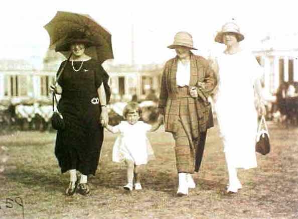 Daphne with Hilda May & Aunts